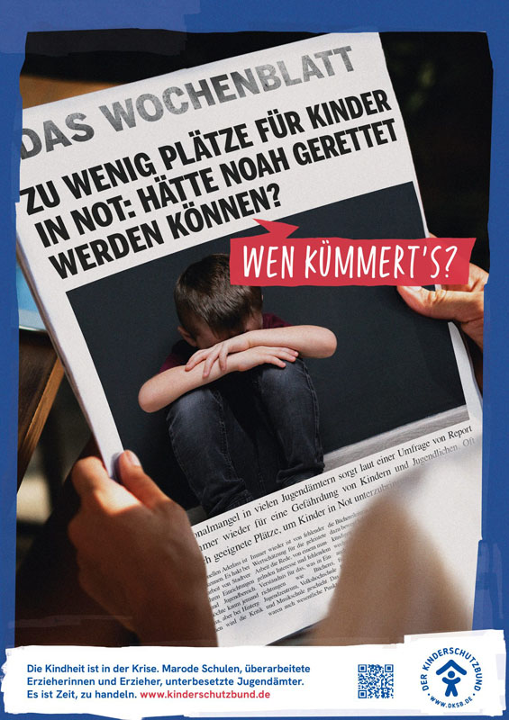 Plakat: Zeitung mit Schlagzeile "Zu wenig Plätze für Kinder in Not" zum Thema Kinderschutz