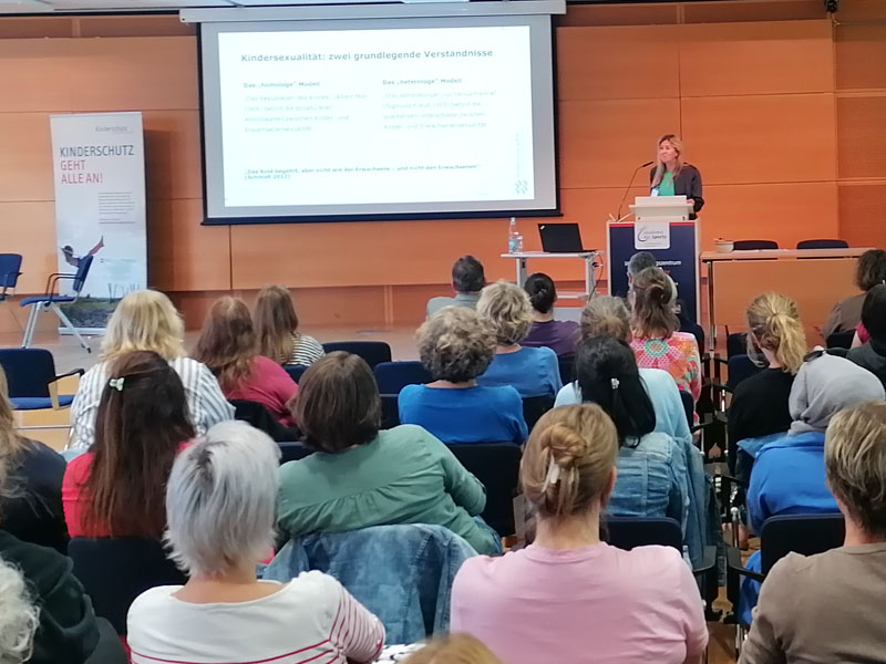 Prof.in Dr. Anja Henningsen bei ihrem Vortrag © Vernetzungsstelle für Gleichberechtigung